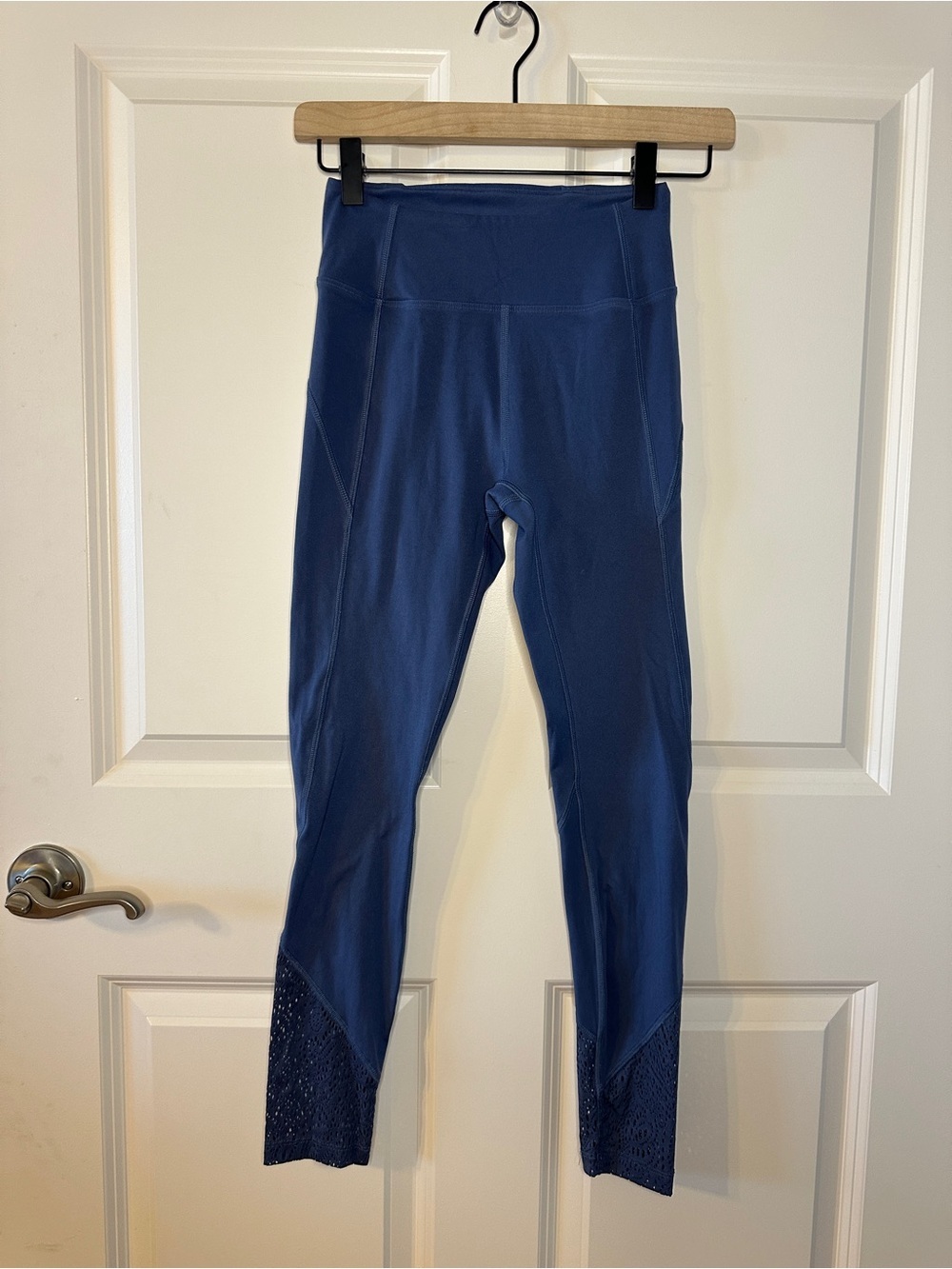 PINK Victoria’s Secret Blue Laser Cut High Rise Cropped Leggings XS Activewear